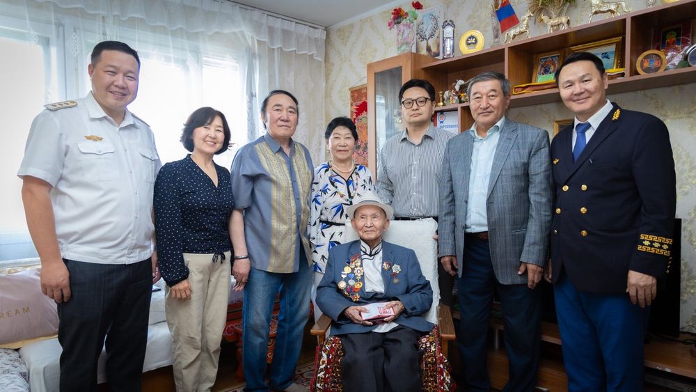 Төмөр замын салбарын ахмад зүтгэлтэн Н.Мэргэширт Сүхбаатарын одонг гардуулан өглөө